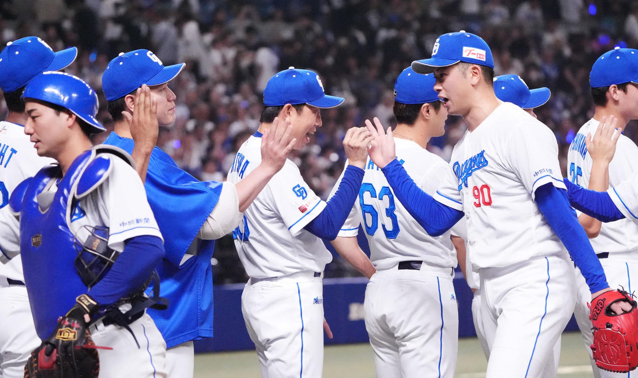 中日対ロッテ　試合終了、松葉（中央）は松山から勝利球を受け取る（撮影・森本幸一）