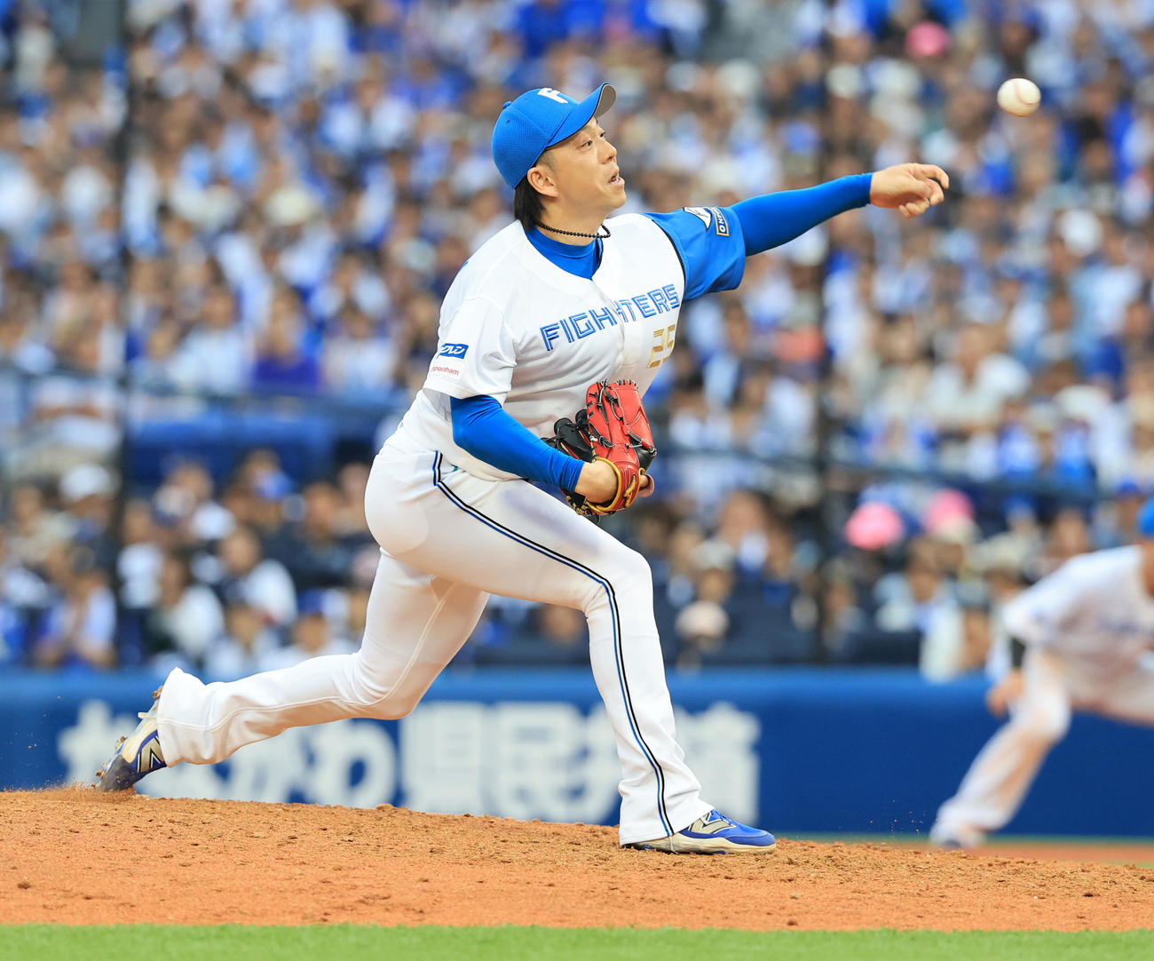 DeNA対日本ハム　10回裏DeNAの攻撃で登板した宮西（撮影・浅見桂子）
