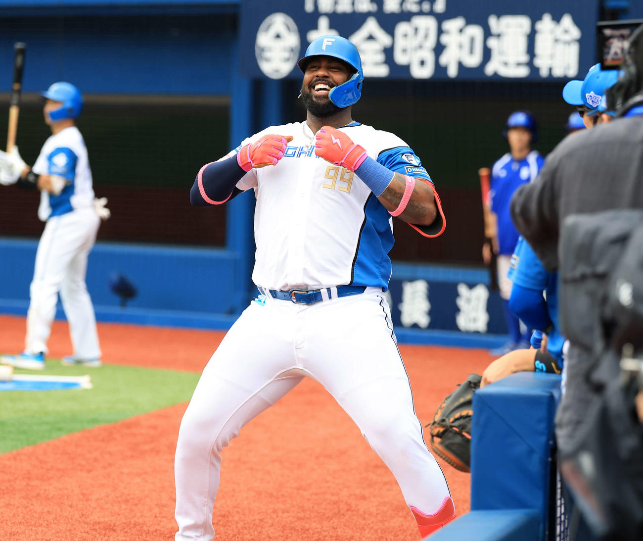 レイエスはソロ本塁打を放ち、スタンドに向かってゴリラポーズ（撮影・浅見桂子）