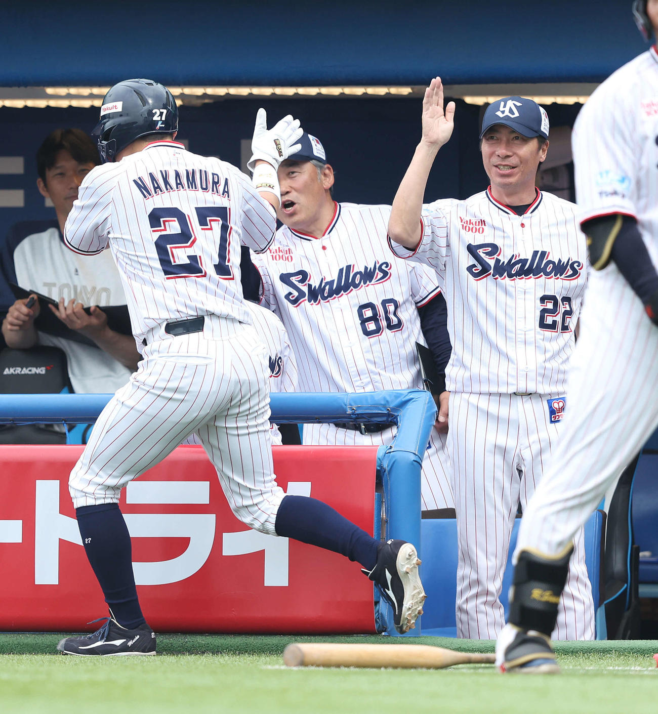 ヤクルト対ソフトバンク　5回裏ヤクルト1死二塁、伊藤の左越え2点本塁打で生還する中村悠（左）を迎える高津監督（撮影・河田真司）