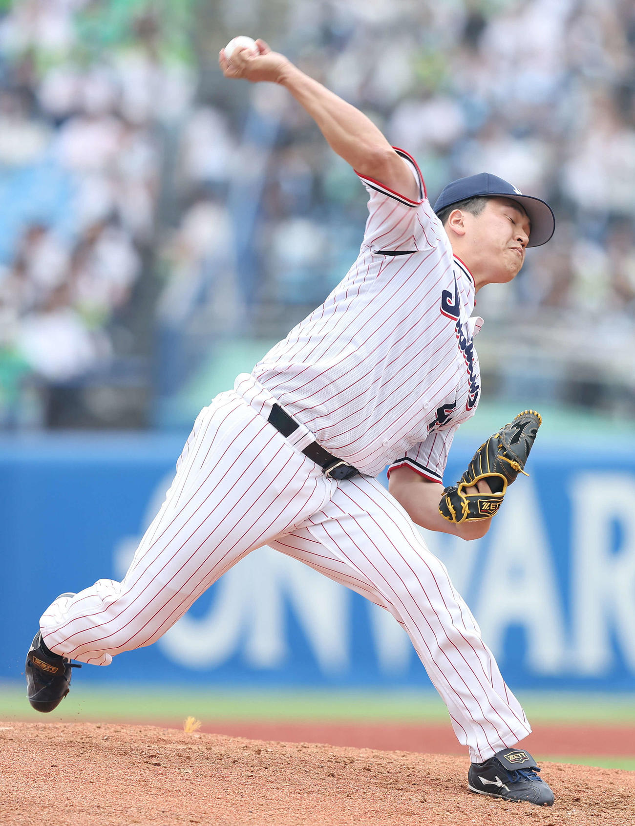 ヤクルト対ソフトバンク　7回表、3番手で登板する矢崎（撮影・河田真司）