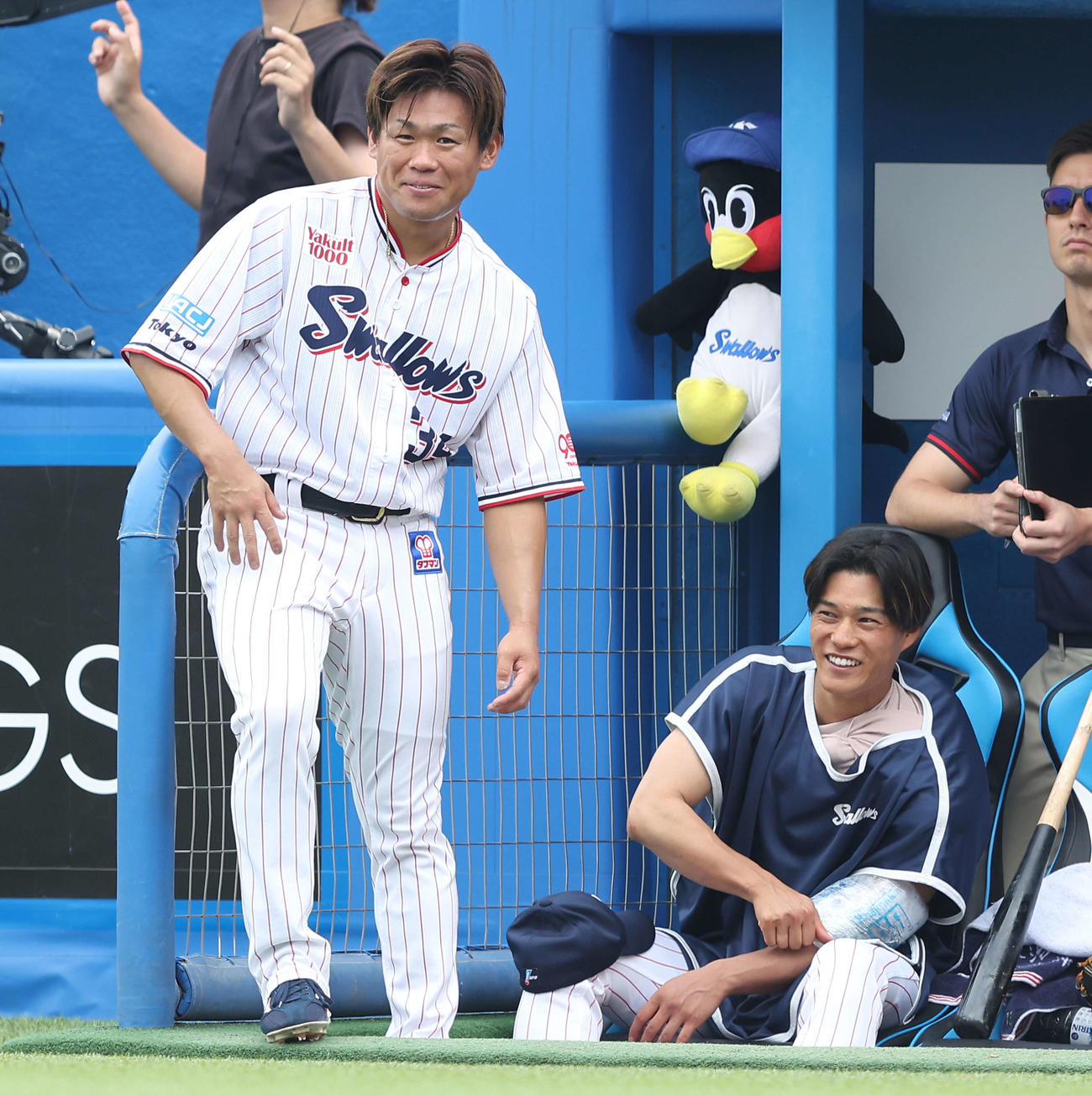 ヤクルト対ソフトバンク　6回裏、戦況を見守る田口（左）と高橋（撮影・河田真司）
