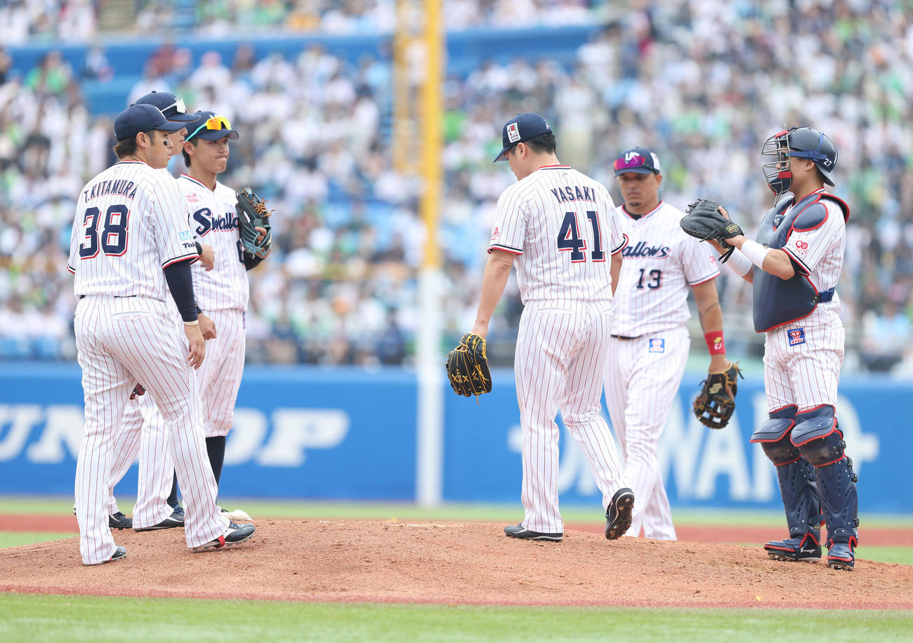 ヤクルト対ソフトバンク　7回表ソフトバンク2死二塁、マウンドに集まるヤクルトナイン（撮影・河田真司）