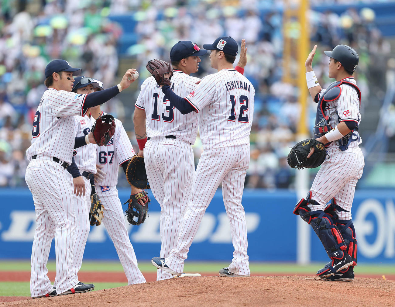 ヤクルト対ソフトバンク　ソフトバンクに勝利しマウンドに集まるヤクルトナイン（撮影・河田真司）