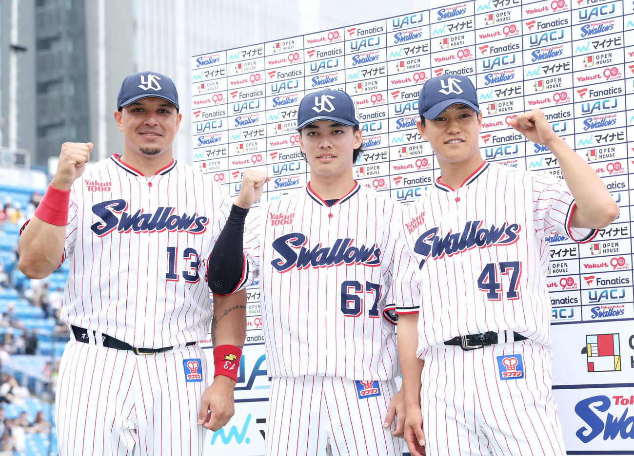 ヤクルト対ソフトバンク　ソフトバンクに勝利し、ガッツポーズで写真に納まるヤクルトの、左からオスナ、伊藤、高橋（撮影・河田真司）