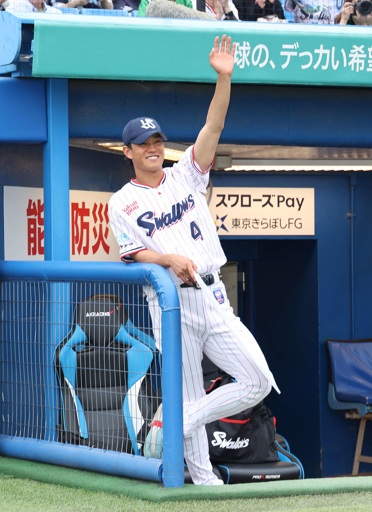 ヤクルト対ソフトバンク　ヒーローインタビューに臨むオスナに笑顔で手を振るヤクルト高橋（撮影・河田真司）