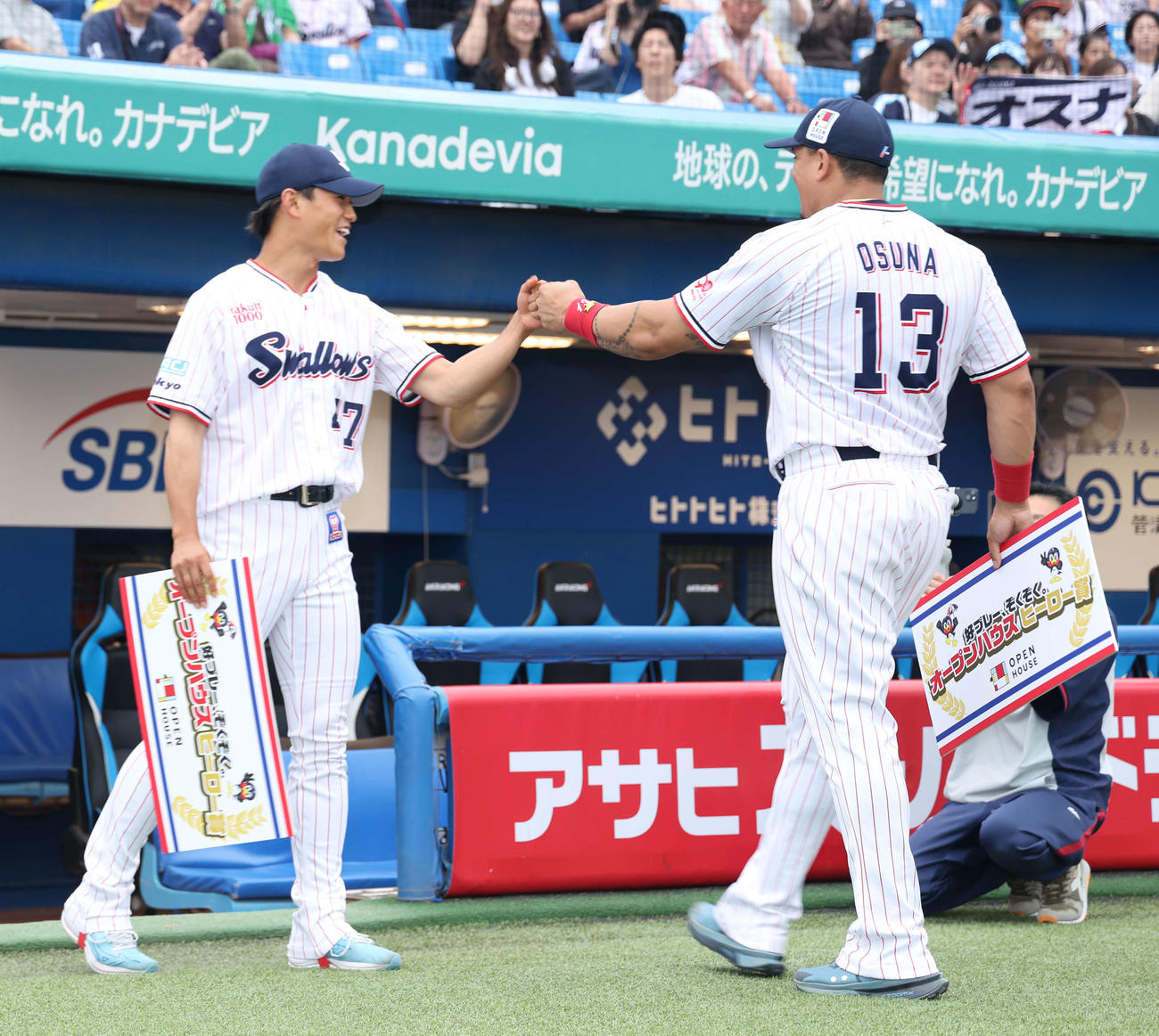 ヤクルト対ソフトバンクヒーローインタビューを終えるオスナ（右）とグータッチを交わすヤクルト高橋（撮影・河田真司）