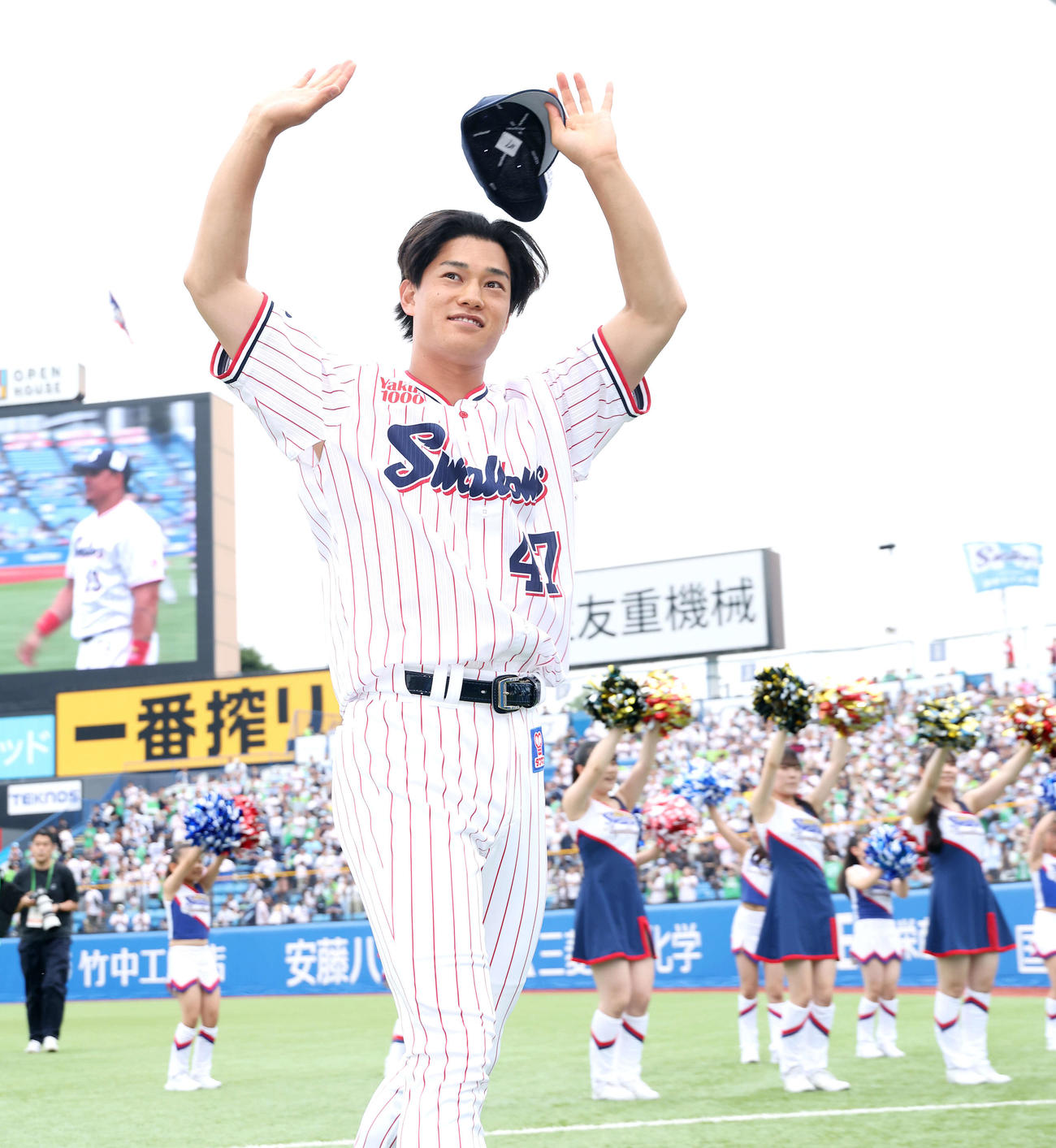 ヤクルト対ソフトバンク　ファンの声援に応えながら引き揚げるヤクルト高橋（撮影・河田真司）