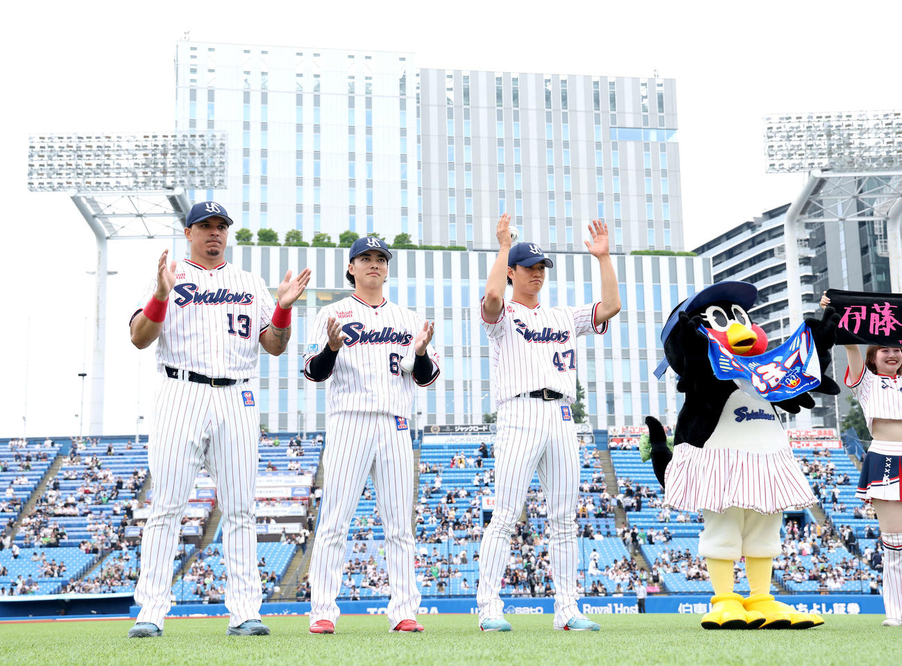 ヤクルト対ソフトバンク　ソフトバンクに勝利し一本締めするヤクルトの、左からオスナ、伊藤、高橋（撮影・河田真司）