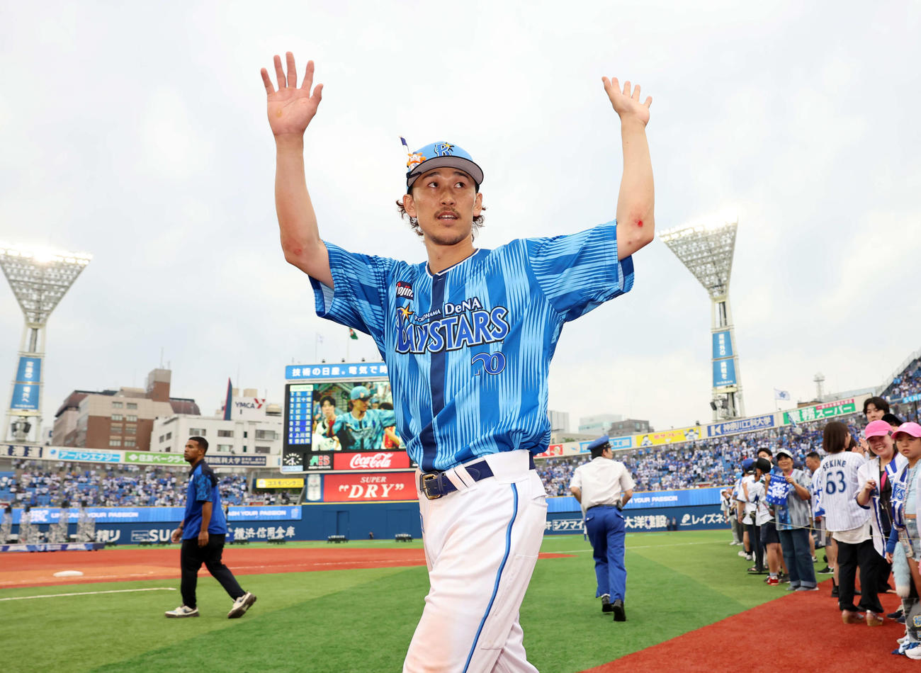 DeNA対日本ハム　サヨナラ打のDeNA三森は場内1周でスタンドに手を振る（撮影・浅見桂子）