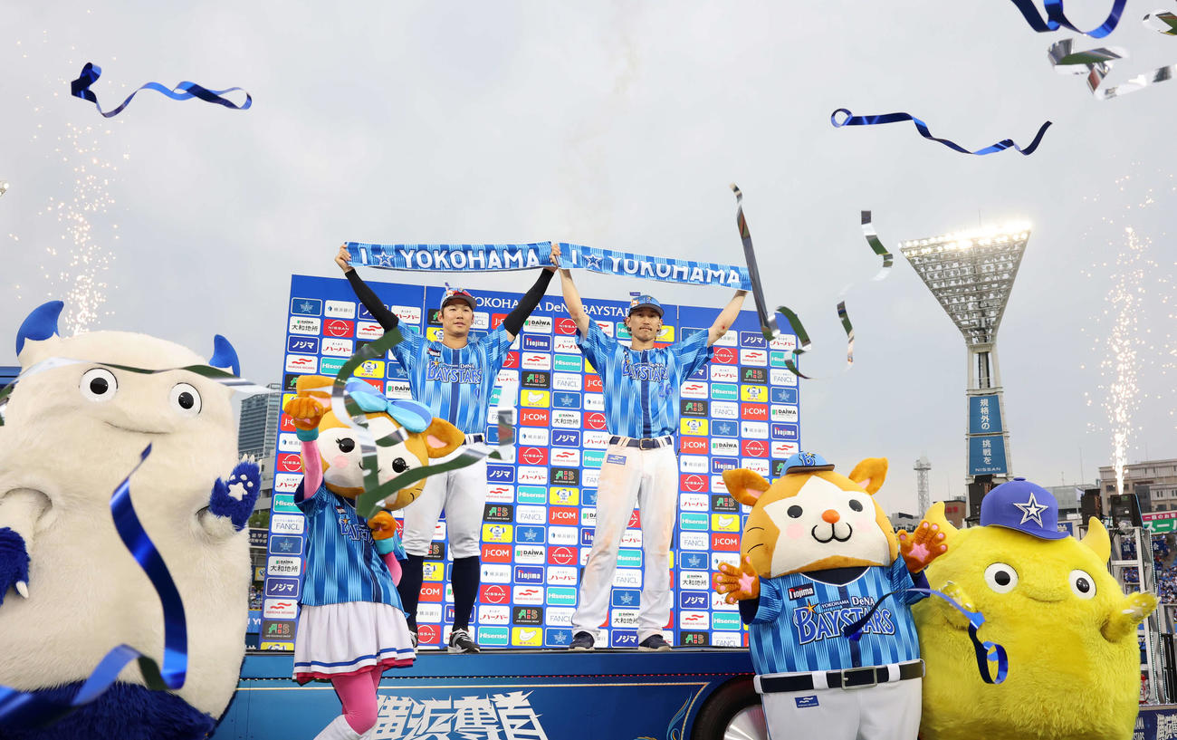 サヨナラ勝利に貢献したDeNA京田と三森は、お立ち台でポーズ（撮影・浅見桂子）