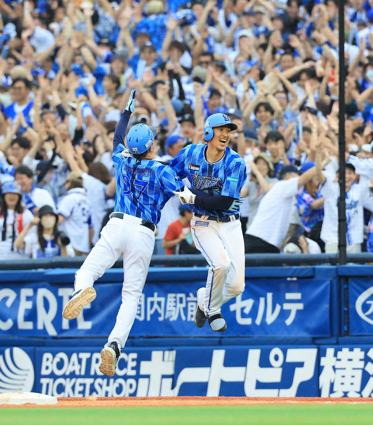 DeNA対日本ハム　10回裏DeNA1死満塁、三森（右）はサヨナラ適時打を放ち、ジャンプして喜ぶ（撮影・浅見桂子）