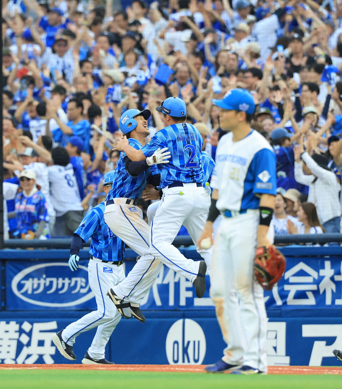 DeNA対日本ハム　10回裏DeNA1死満塁、三森（左）はサヨナラ適時打を放ち、牧とジャンプして喜ぶ（撮影・浅見桂子）