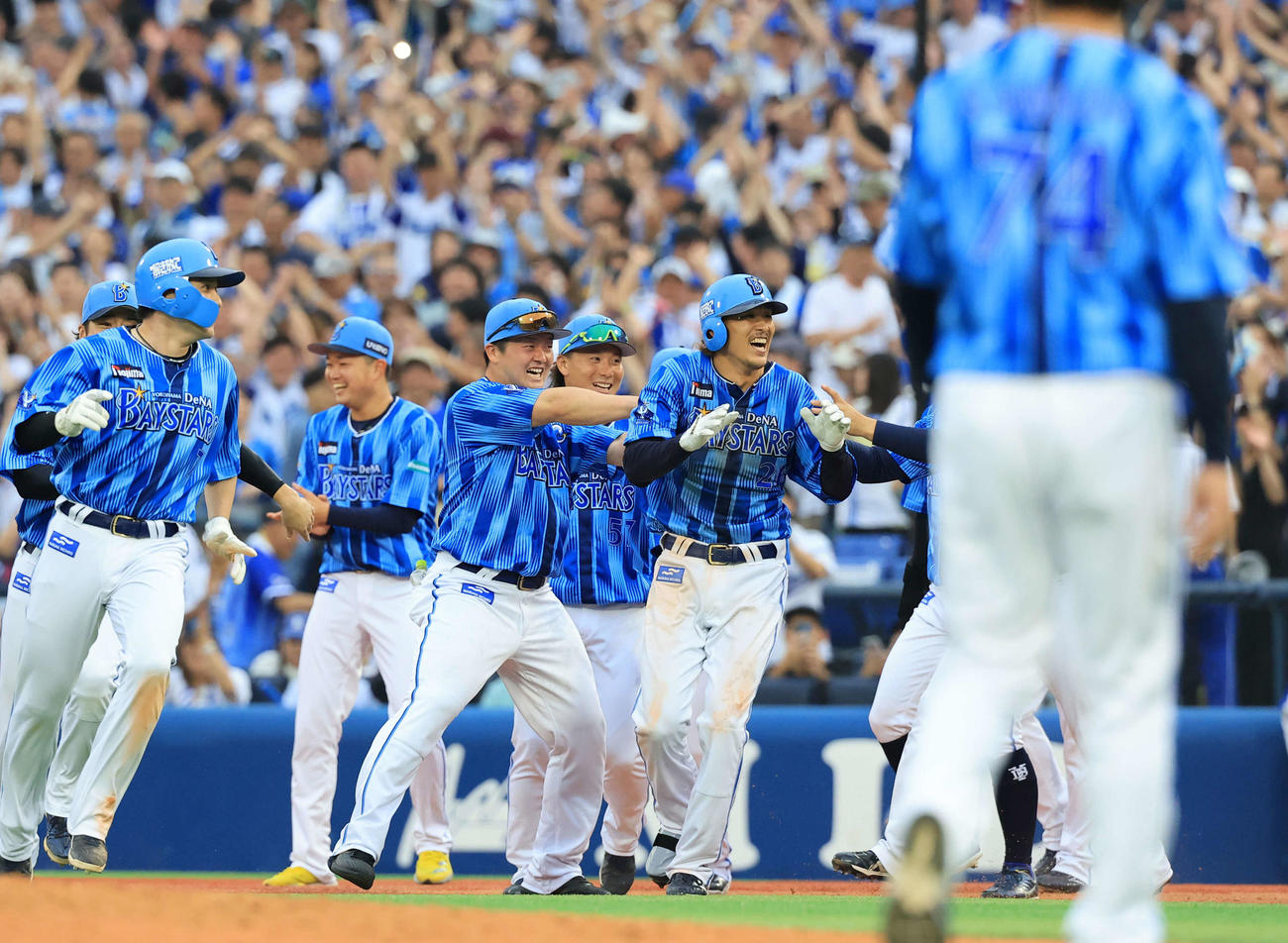 DeNA対日本ハム　10回裏DeNA1死満塁、三森（右）はサヨナラ適時打を放ち、牧らに祝福される（撮影・浅見桂子）