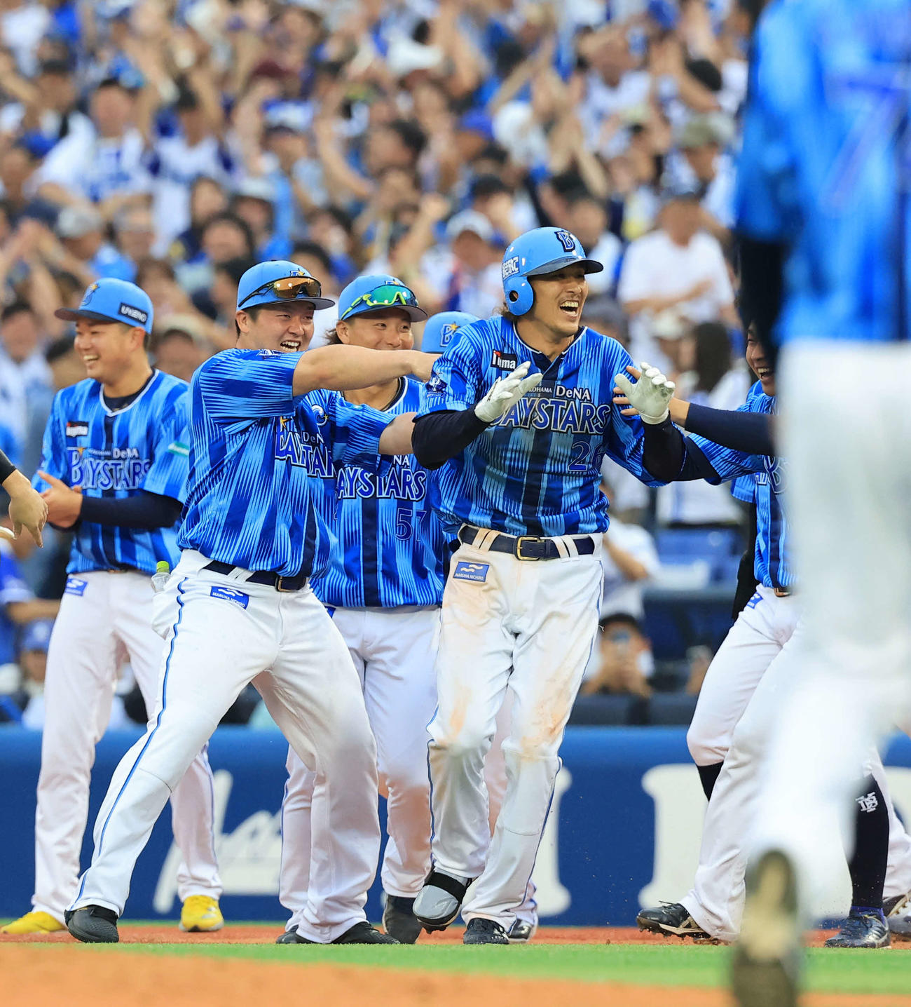 DeNA対日本ハム　10回裏DeNA1死満塁、三森（右）はサヨナラ適時打を放ち、牧らに祝福される（撮影・浅見桂子）