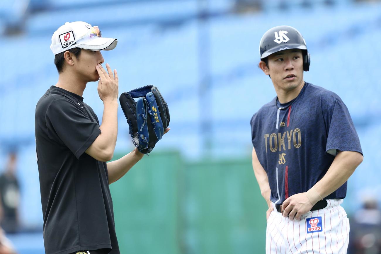 ヤクルト対ソフトバンク　試合前、言葉を交わすソフトバンク柳町（左）とヤクルト増田（撮影・河田真司）