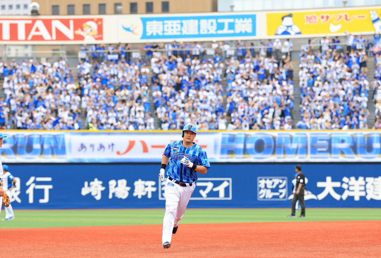 DeNA対日本ハム　2回裏DeNA無死、筒香は中越えソロ本塁打を放ちダイヤモンドを回る（撮影・浅見桂子）