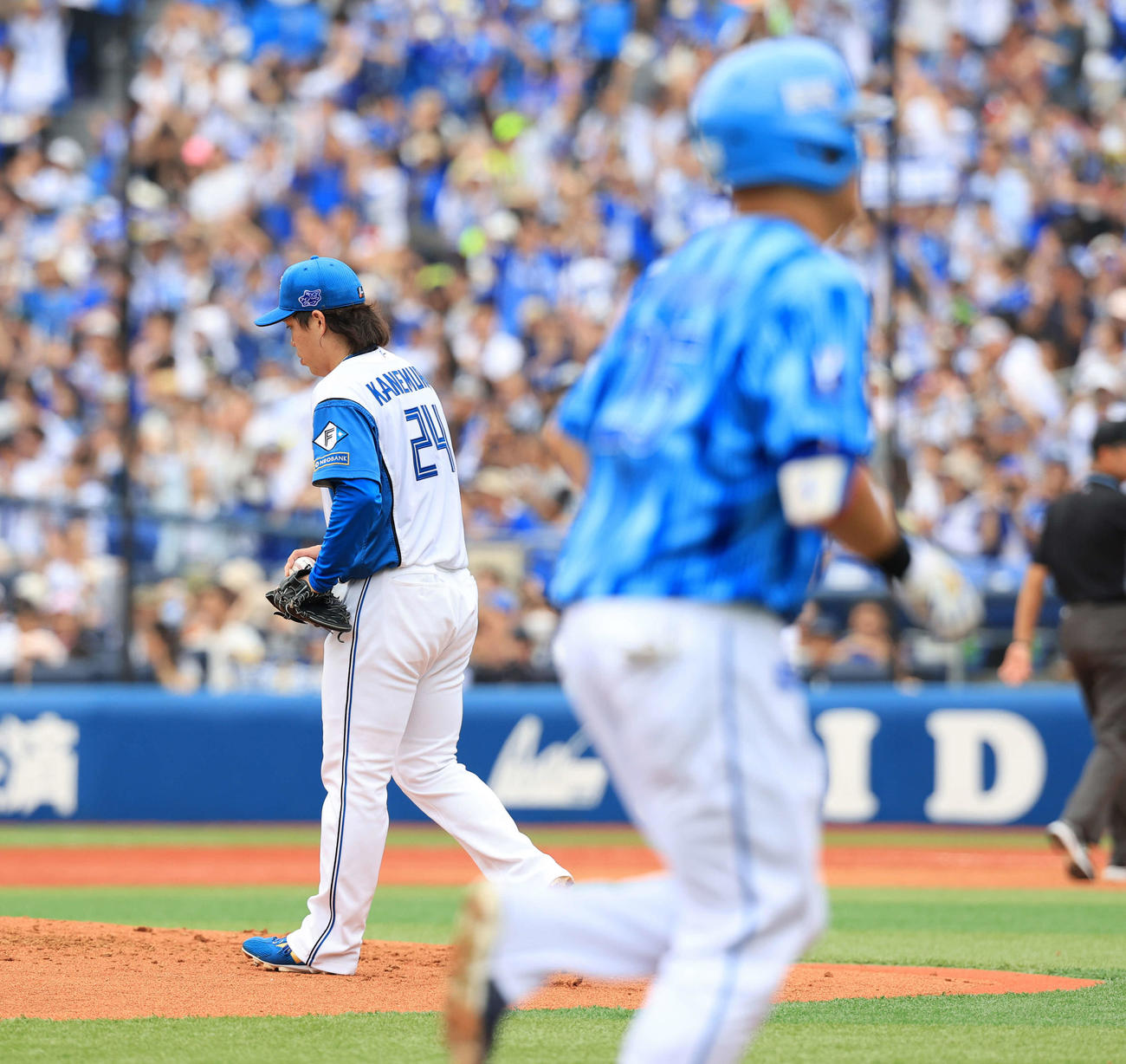 DeNA対日本ハム　2回裏DeNA無死、筒香（手前）に中越えソロ本塁打を許した金村（撮影・浅見桂子）