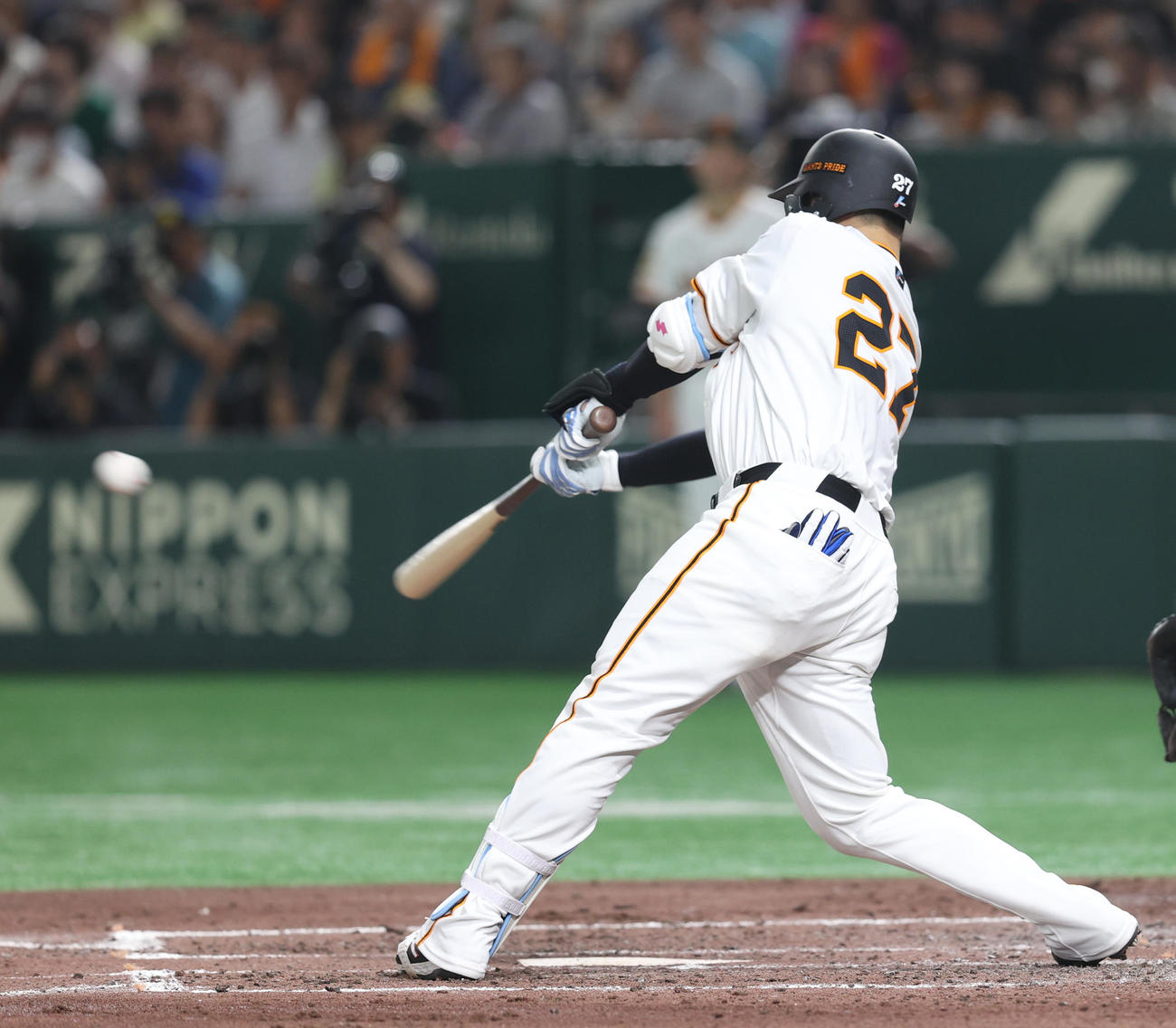 巨人対楽天　4裏巨人2死一、二塁、適時打を放つ岸田（撮影・水谷安孝）