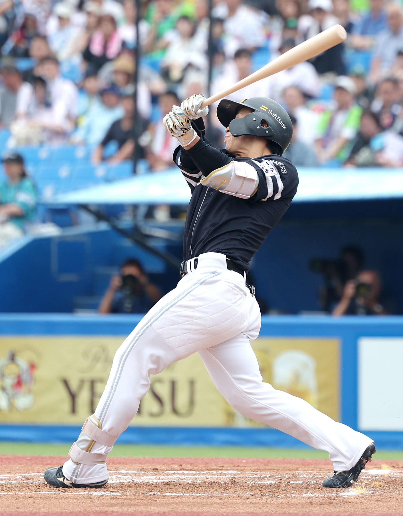 ヤクルト対ソフトバンク　7回表ソフトバンク無死一塁、右中間2点本塁打を放つ野村（撮影・河田真司）