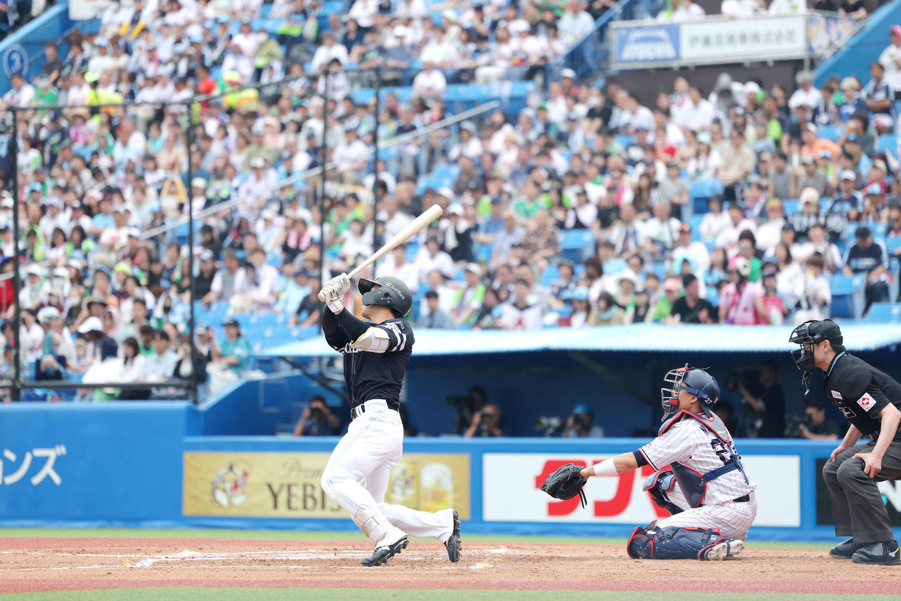 ヤクルト対ソフトバンク　7回表ソフトバンク無死一塁、右中間2点本塁打を放つ野村（撮影・河田真司）