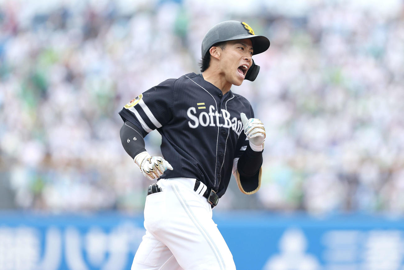 ヤクルト対ソフトバンク　7回表ソフトバンク無死一塁、右中間2点本塁打を放ちダイヤモンドを回る野村（撮影・河田真司）