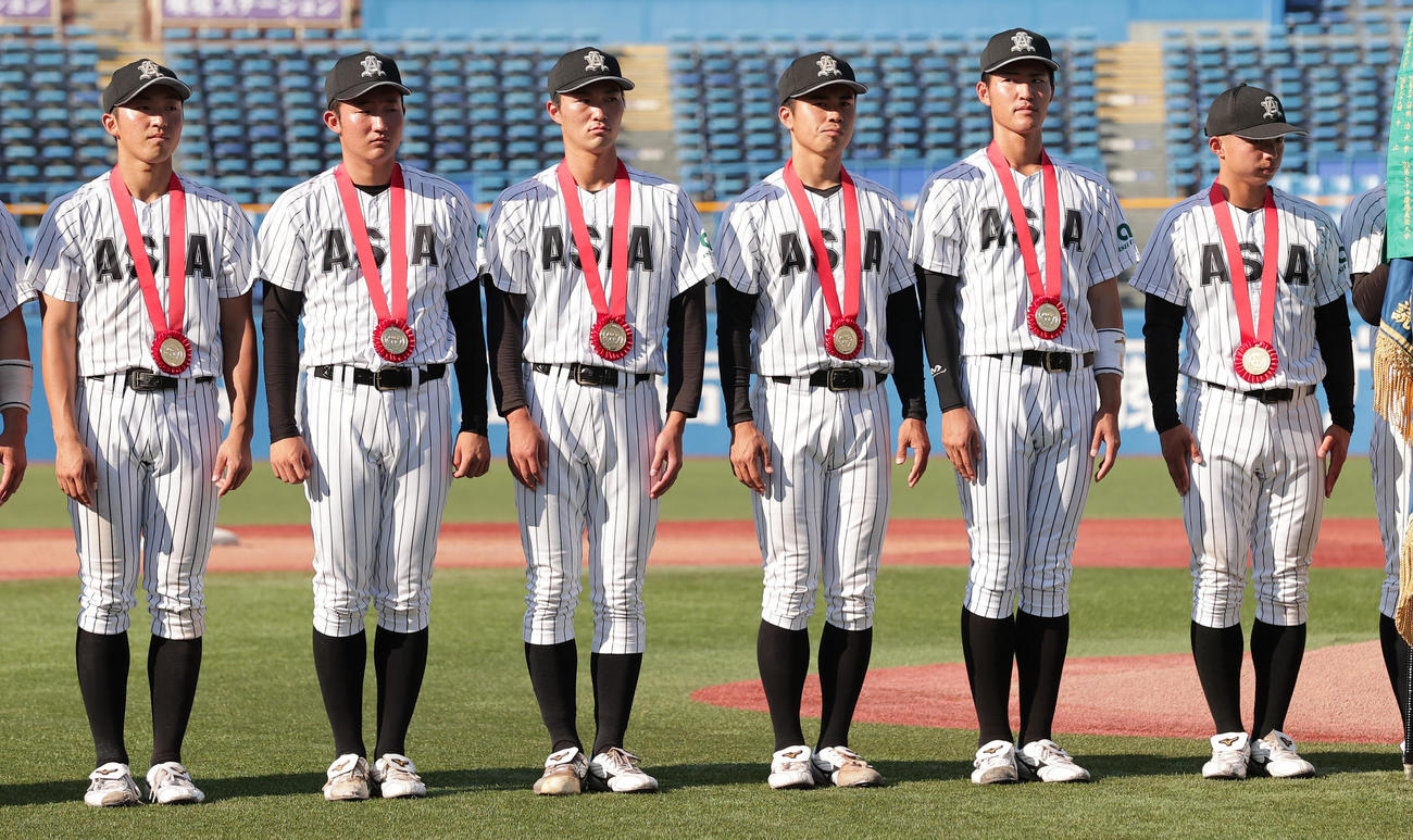 22年大学野球選手権を制した左から亜大・右田稜真、鍵翔太、田中大成、松本晴、重松凱人、小宮諒太郎