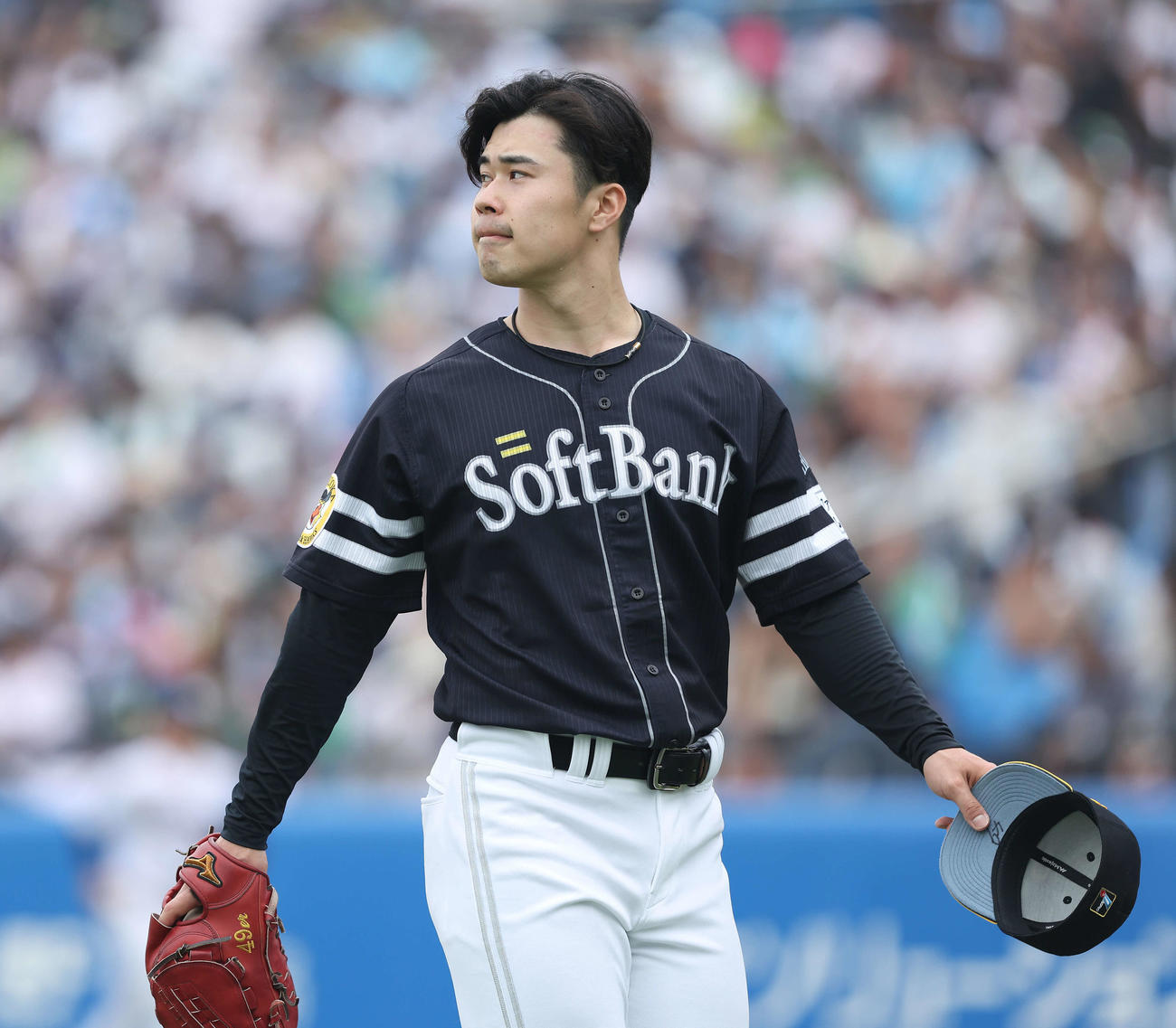 ヤクルト対ソフトバンク　4回裏を抑えベンチに戻る松本晴（撮影・河田真司）