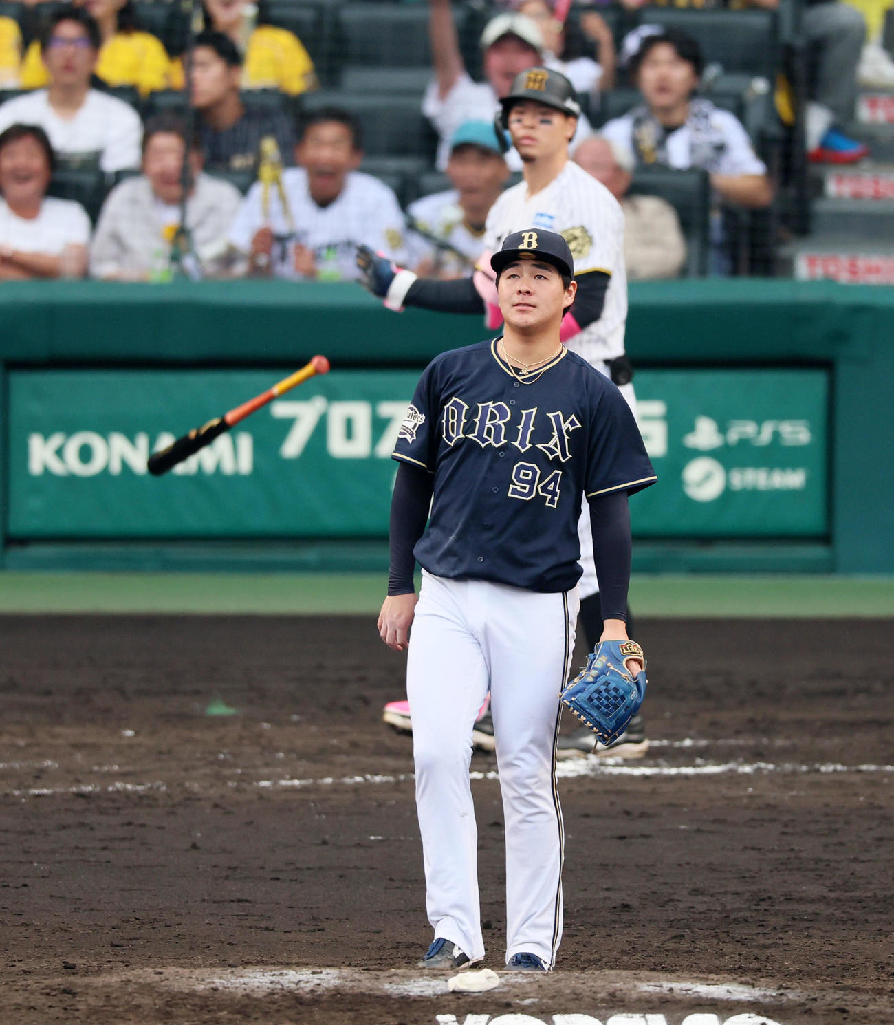阪神対オリックス　8回裏阪神1死満塁、川瀬は佐藤輝の中越え満塁本塁打を浴びる（撮影・加藤哉）
