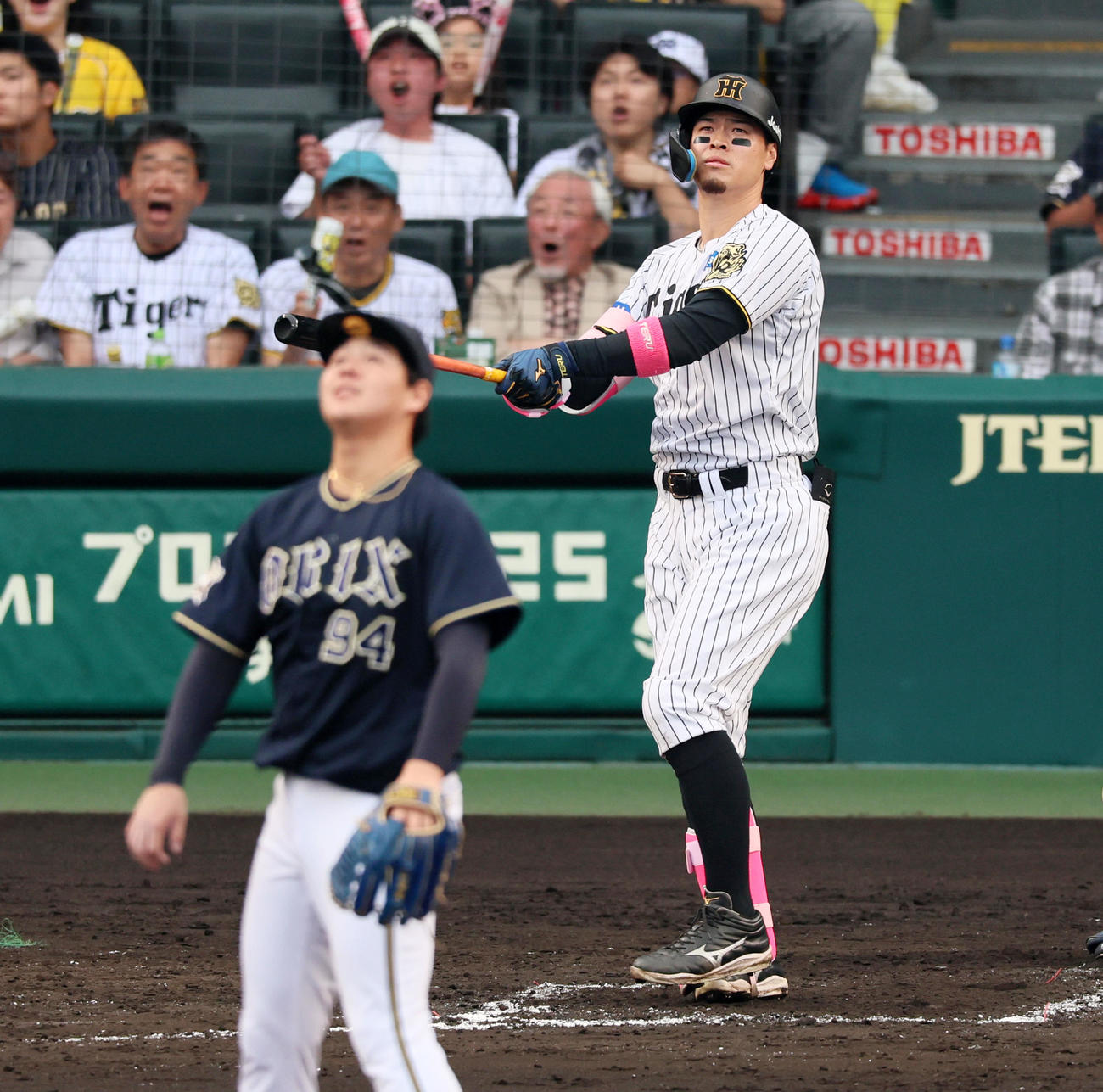 阪神対オリックス　8回裏阪神1死満塁、佐藤輝は中越え満塁本塁打を放つ。投手川瀬（撮影・加藤哉）