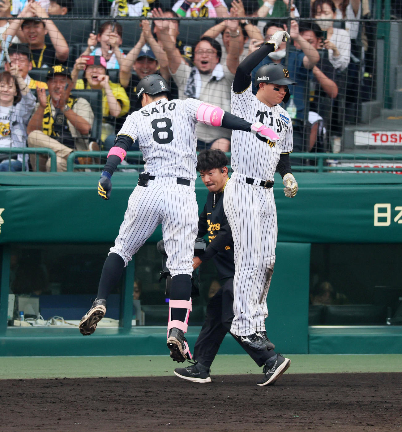 阪神対オリックス　8回裏阪神1死満塁、中越え満塁本塁打を放った佐藤輝(左）とジャンプしてタッチする森下（撮影・加藤哉）
