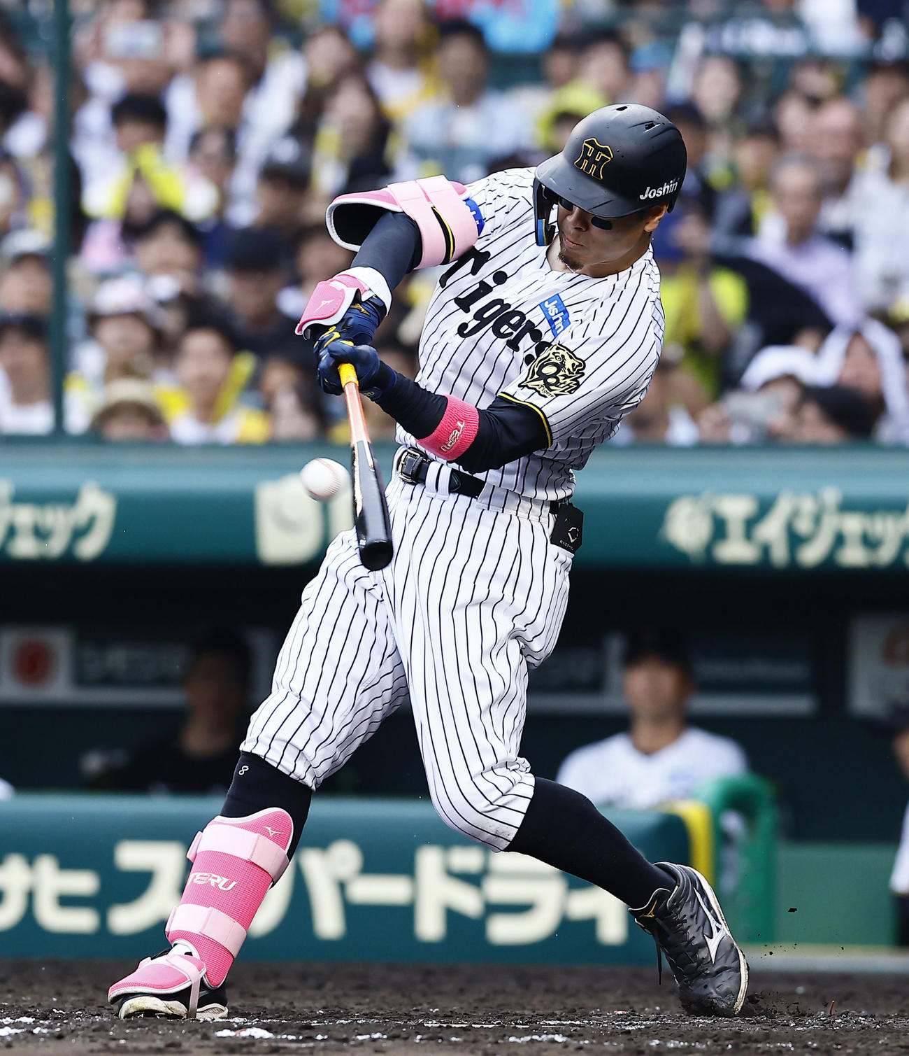 阪神対オリックス　8回裏阪神1死満塁、佐藤輝は右越えに満塁本塁打を放つ（撮影・藤尾明華）