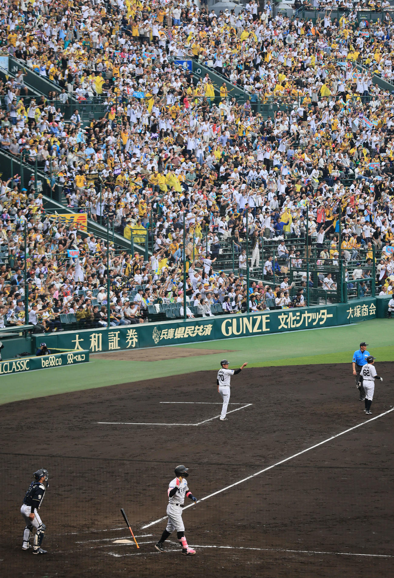 阪神対オリックス　8回裏阪神1死満塁、目前で森下を申告敬遠された佐藤輝は、中越え満塁本塁打を放つ（撮影・宮崎幸一）