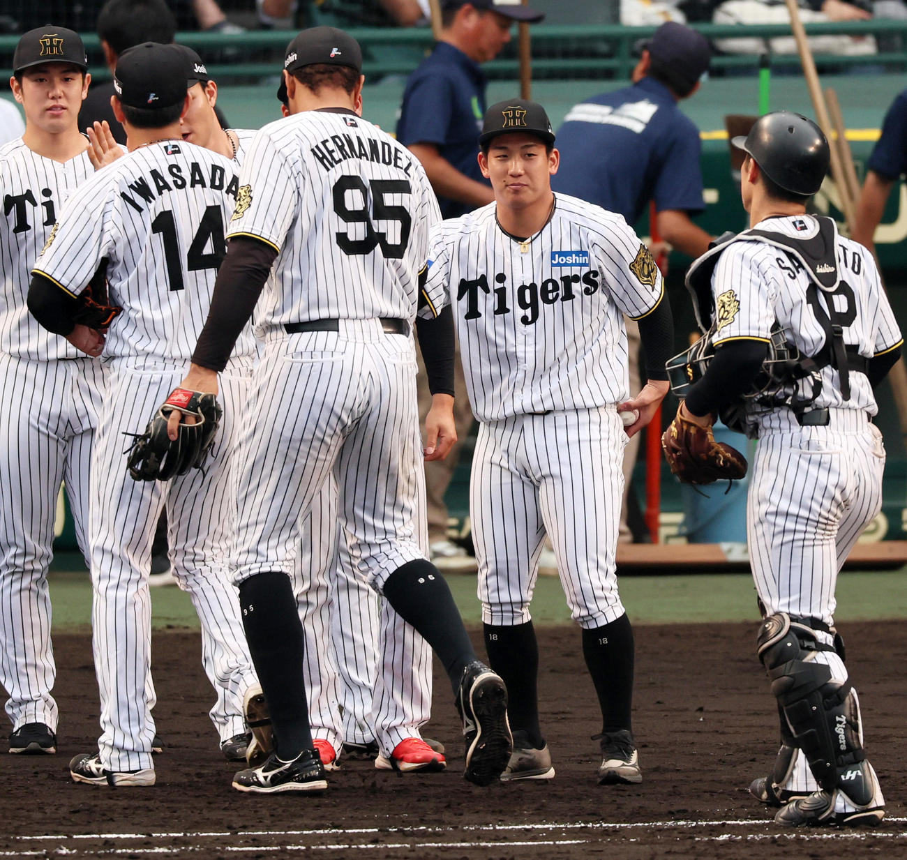 阪神対オリックス　オリックスに3連勝し岩貞(左）からウイニングボールを手渡された伊原（撮影・加藤哉）