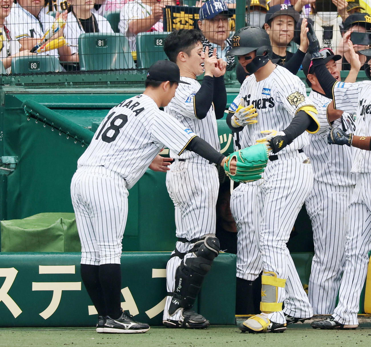阪神対オリックス　3回裏阪神2死一、二塁、左越え3点本塁打を放った森下(右）とタッチする伊原（撮影・加藤哉）