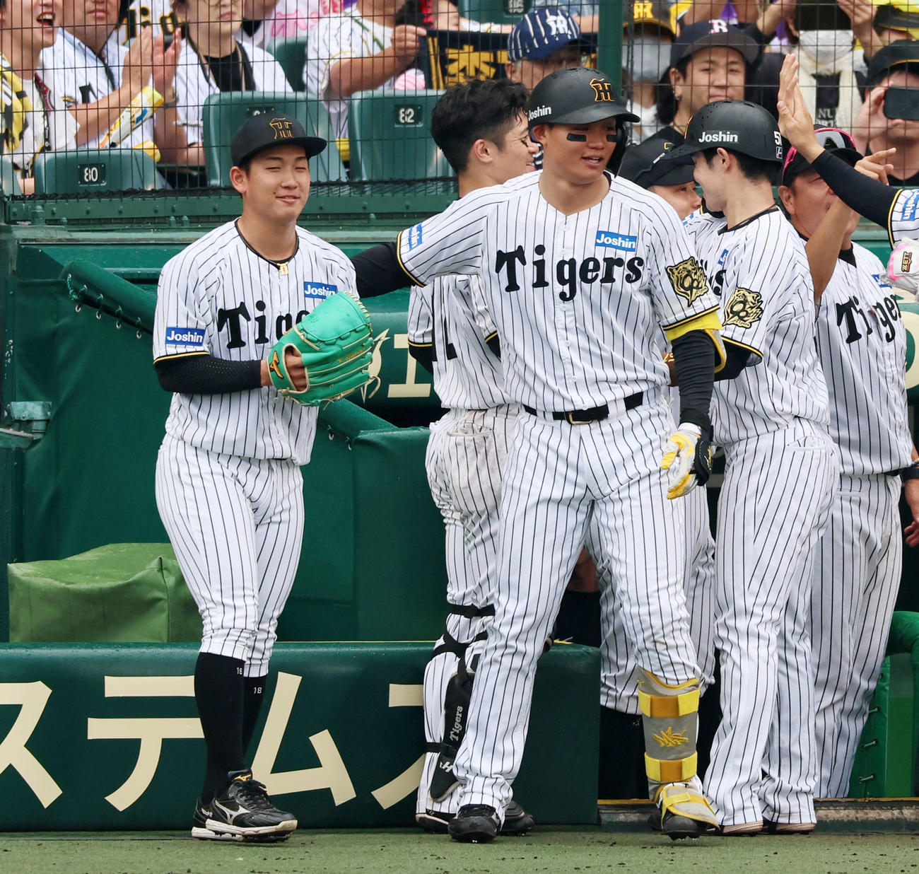 阪神対オリックス　3回裏阪神2死一、二塁、左越え3点本塁打を放った森下(右）とタッチした伊原（撮影・加藤哉）