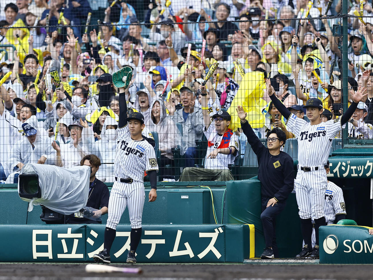 阪神対オリックス　3回裏阪神2死一、二塁、森下の3点本塁打で、喜ぶ伊原（左）（撮影・藤尾明華）