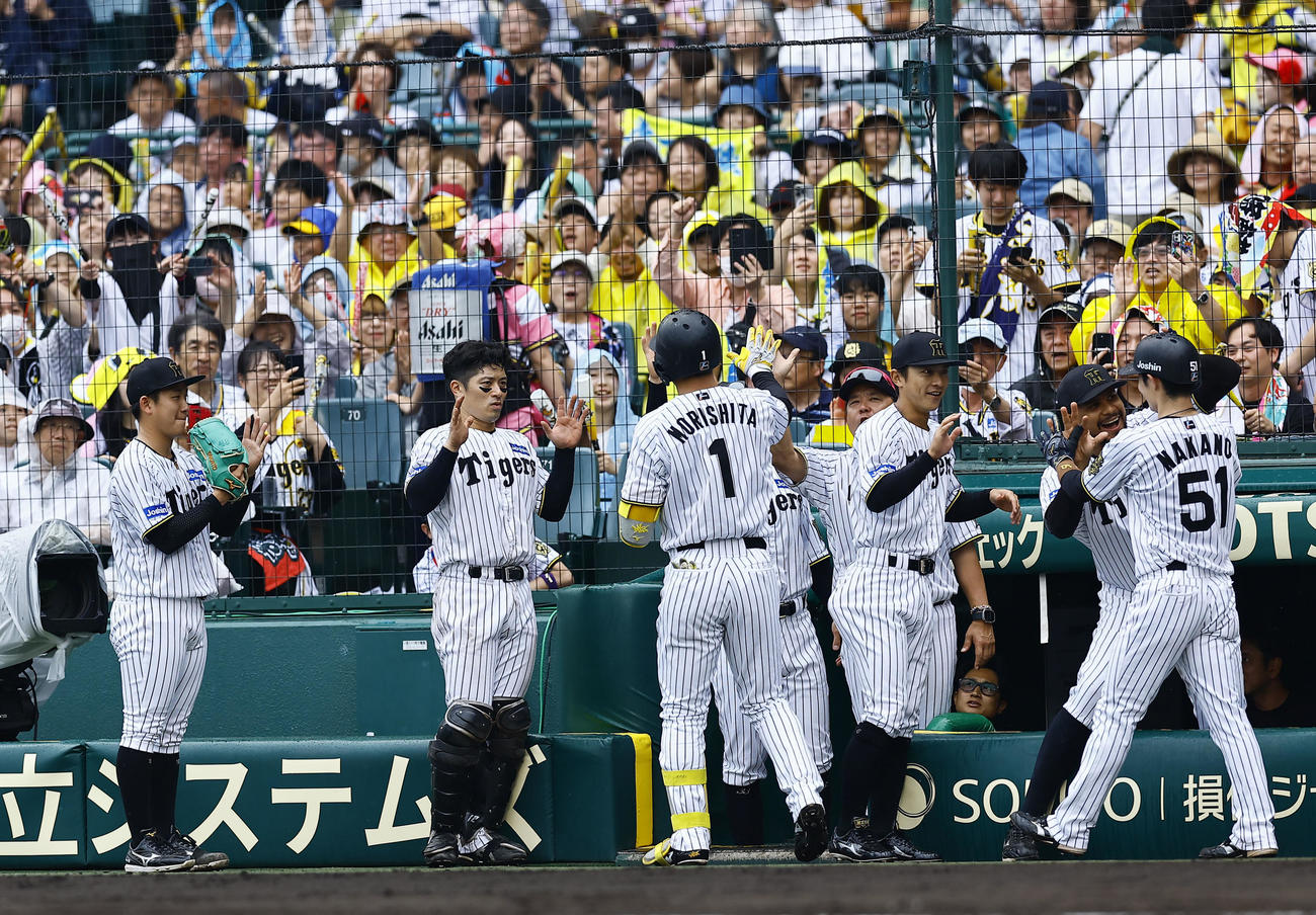 阪神対オリックス　3回裏阪神2死一、二塁、3点本塁打を放った森下を出迎える伊原（左端）ら阪神ナイン（撮影・藤尾明華）