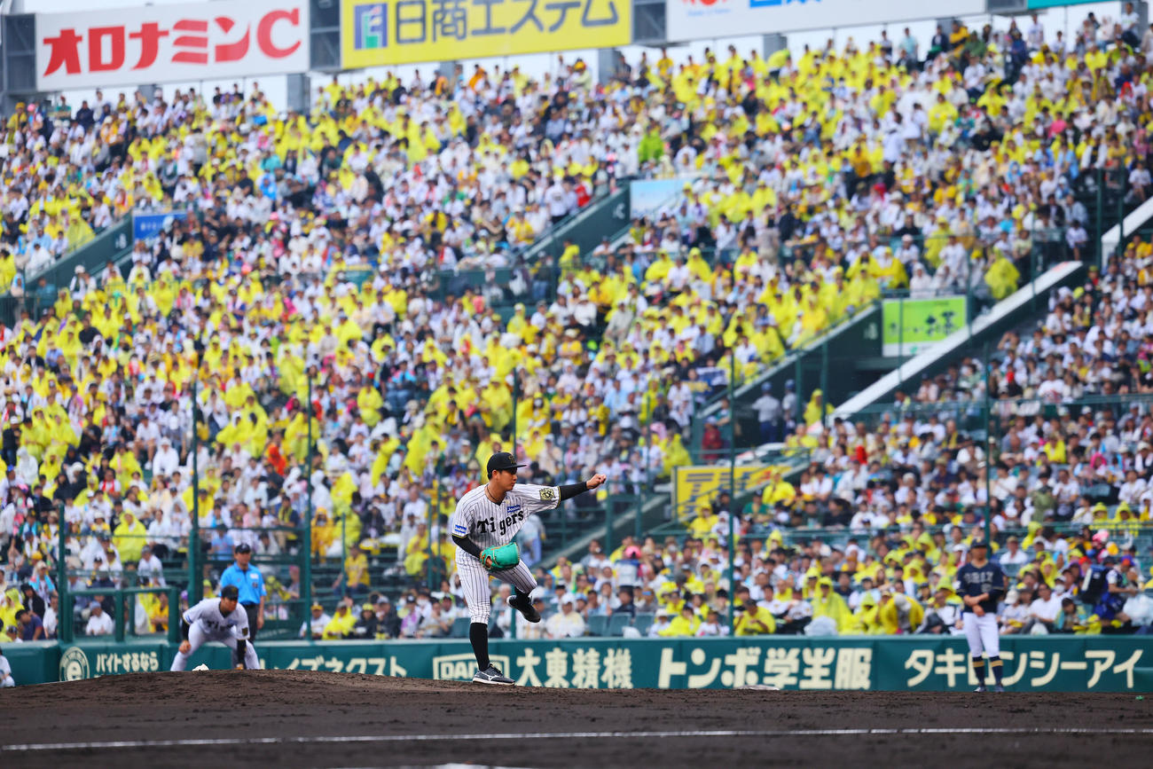 阪神対オリックス　5回、力投する阪神伊原（撮影・藤尾明華）