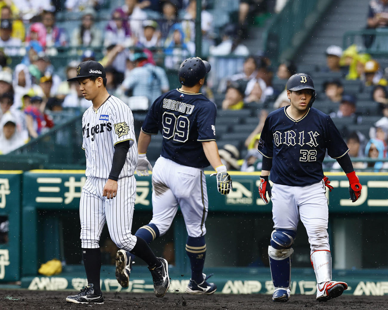 阪神対オリックス　4回表オリックス2死二塁、頓宮の中前打で、味方失策で失点した伊原（左）（撮影・藤尾明華）