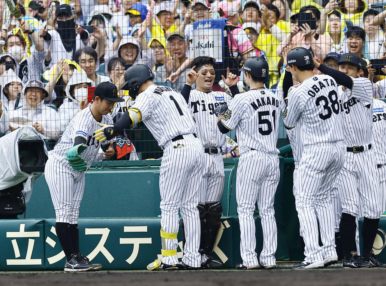 阪神対オリックス　3回裏阪神2死一、二塁、3点本塁打を放った森下とポーズをとる伊原（左端）（撮影・藤尾明華）