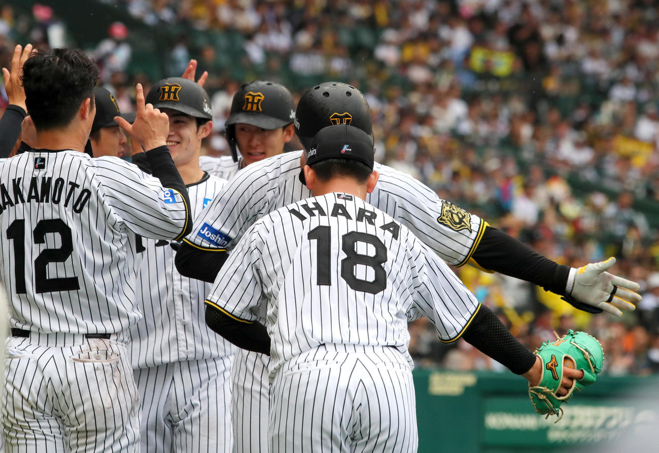 阪神対オリックス　3回裏阪神2死一、二塁、森下（右から2人目）は左越え3点本塁打を放ち伊原（手前）とポーズを決める（撮影・上山淳一）
