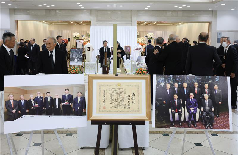 写真やゆかりの品が飾られた長嶋さんの告別式の会場（読売新聞社提供）