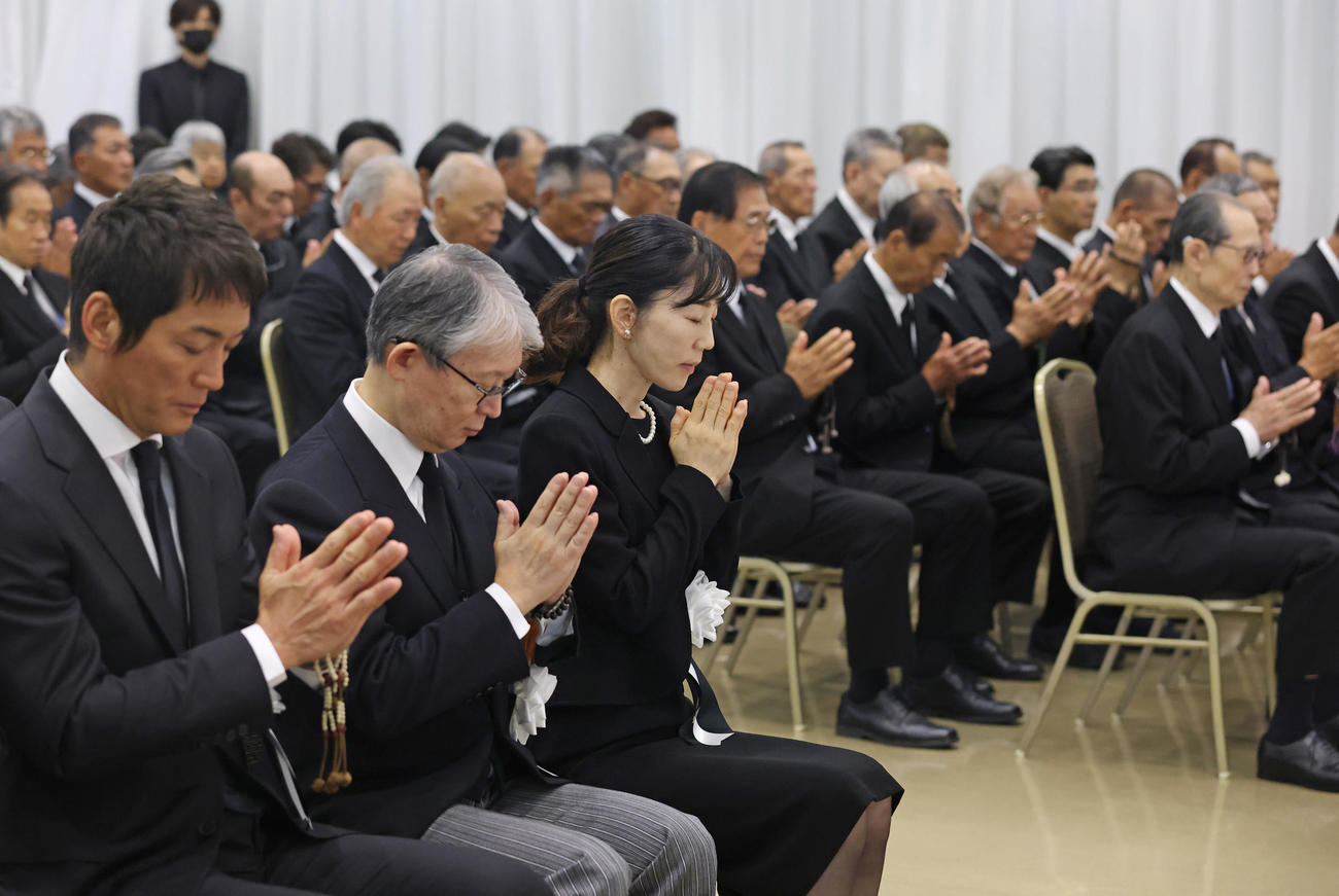 長嶋さんの告別式で祭壇に手を合わせる手前左から長男の一茂さん、巨人軍の山口オーナー、喪主で次女の三奈さん（読売新聞社提供）