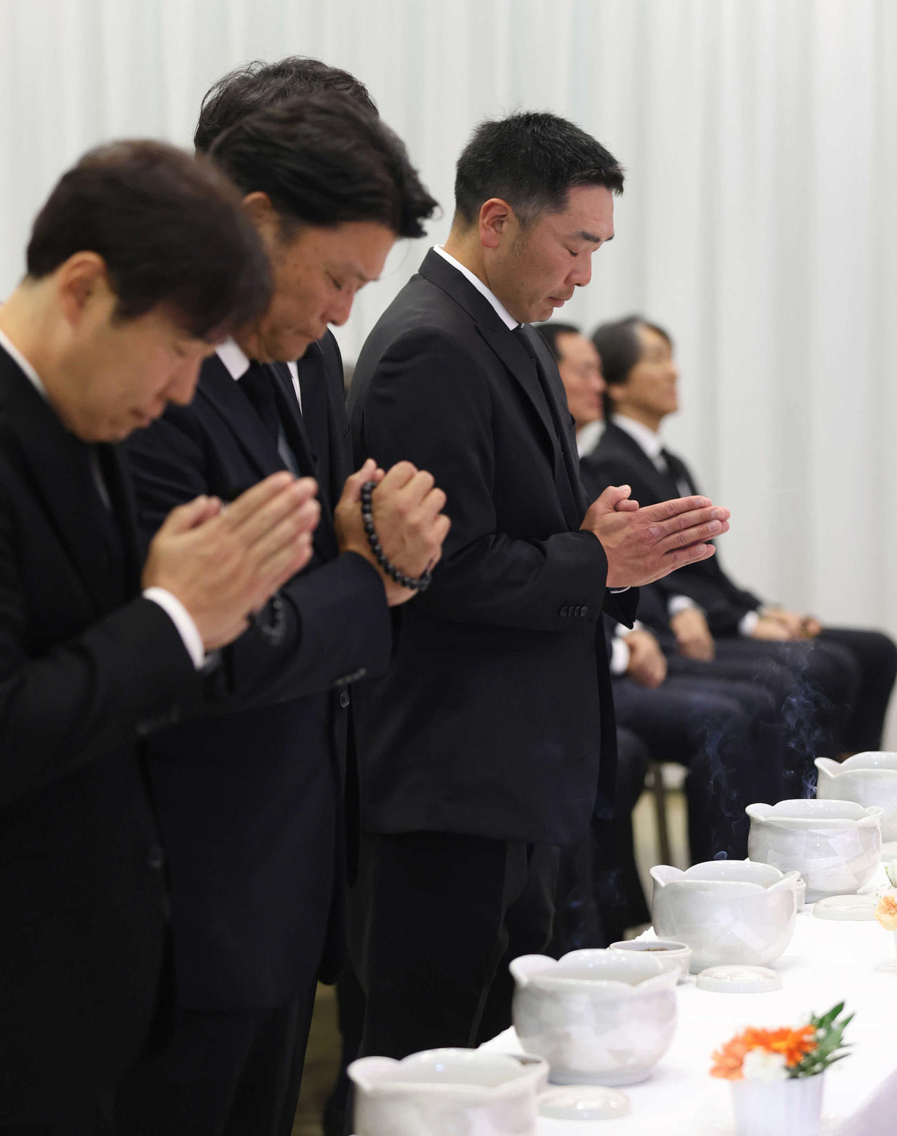 7日、長嶋さんの通夜に参列した巨人阿部監督ら（読売新聞社提供）