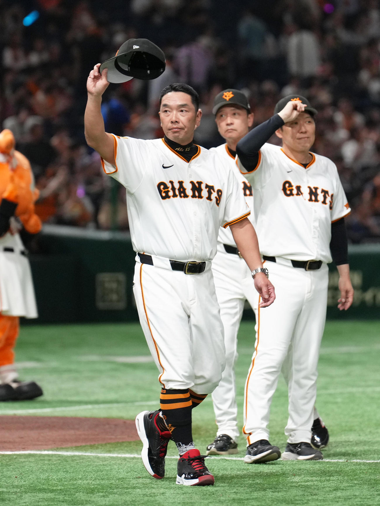 巨人対楽天　楽天に連勝し、スタンドの声援に帽子を取って応える巨人阿部監督（撮影・足立雅史）