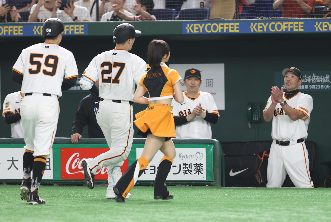 巨人対楽天　8回裏巨人2死満塁、満塁本塁打を放った岸田（左から2人目）を笑顔で迎えられる巨人阿部監督（右端）（撮影・水谷安孝）