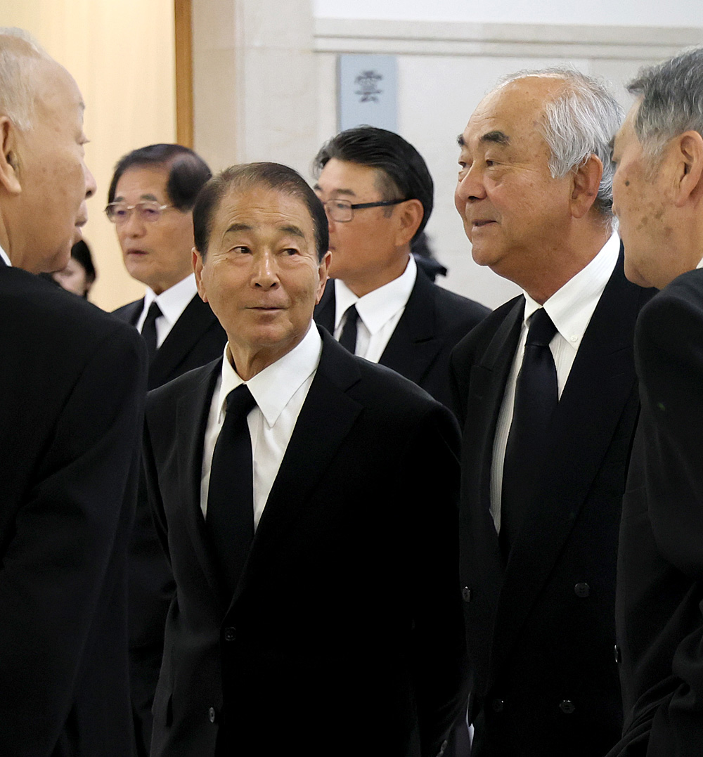 告別式の会場で話す高田さん（手前左）、吉田さん（同右）（読売新聞社提供）