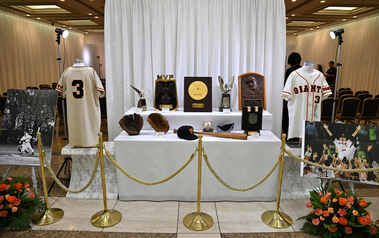 長嶋さんの通夜・告別式の会場に展示されたゆかりの品（読売新聞社提供）
