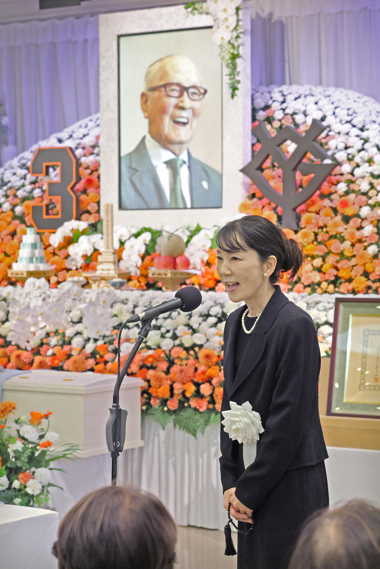 長嶋茂雄さんの通夜であいさつを述べる喪主の長島三奈さん（読売新聞社提供）